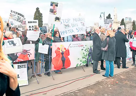 Video | Elena Udrea, ministrul turismului, a fost ironizată, ieri, de aproape 400 de bucureşteni: "Udrea e pentru noi Cruella de Pleşcoi!"