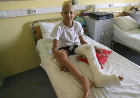 Medicii i-au amputat piciorul lui Răzvan, pentru ca puştiul să trăiască mai mult 