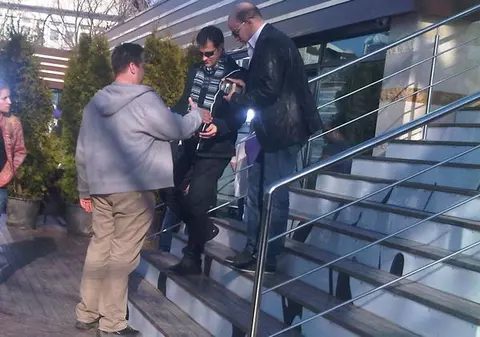 Exclusiv | Ce bine arată Șerban Huidu! "Cârcotașul" a luat masa în parc