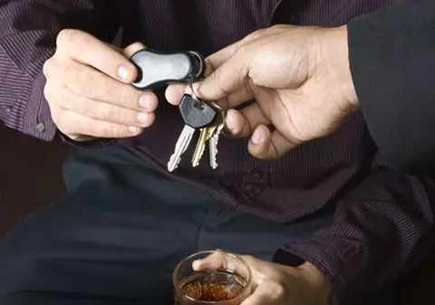 25% dintre tinerii şoferi români au condus băuţi