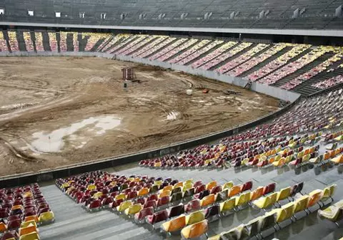 Englezii ne iau peste picior! Îl sfătuiesc pe Bono de la U2 să strângă fonduri pentru terminarea National Arena