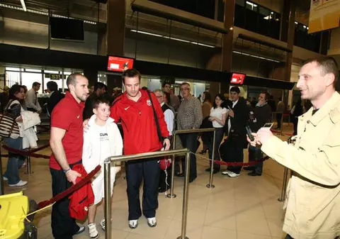 Foto | Steliştii, luaţi pe sus de către fani! Au dat autografe în aeroport