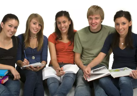 Absolvenții de studii în străinătate vor leafă de 1.400 de euro 