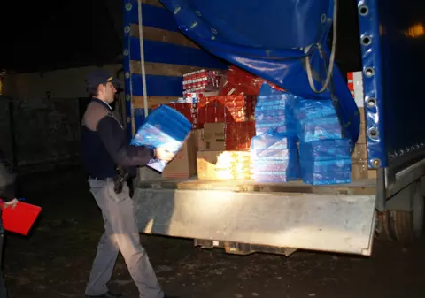 Poliţiştii de frontieră din Timiş au capturat o reţea internaţională de traficanţi de ţigări 