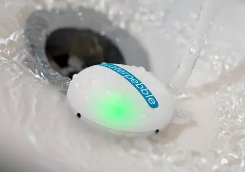 Pui o "pietricică" în cadă şi faci economie la apă!