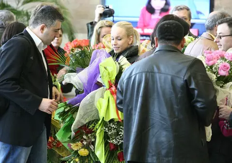 Foto | Gimnastele românce, așteptate cu ochii în lacrimi de rude și prieteni