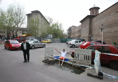 Video | Am luat la mişto o groapă din asfalt