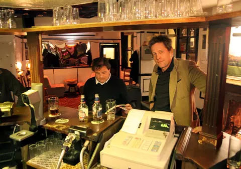Actorul Hugh Grant şi-a sărbatorit ieşirea din spital. Vezi cum!