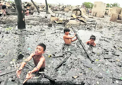 Fotografii impresionante din Filipine, după un incendiu devastator: Îşi caută lucrurile prin mocirlă 