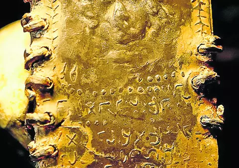 Experţii care analizează cele 70 de cărţi de plumb descoperite într-o peşteră din Iordania susţin că pe una dintre ele apare chipul Mântuitorului