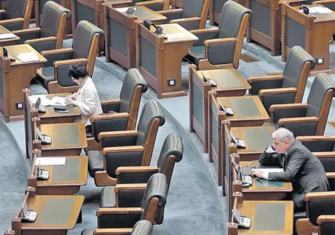 Puterea a pierdut majoritatea în Senat. Doi senatori ai Puterii demisionează