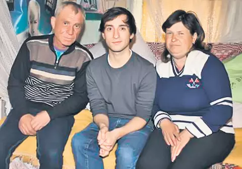 Un tânăr adoptat pe când avea 2 ani de un cuplu din Germania, și-a găsit părinţii naturali într-o cocioabă