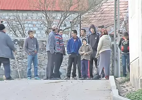 Românii şi maghiarii au vrut să le dea foc ţiganilor