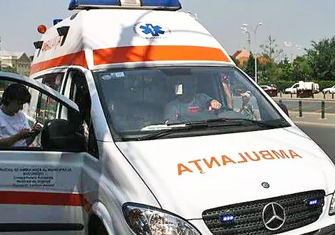 A lovit doi oameni cu maşina, apoi le-a dat foc