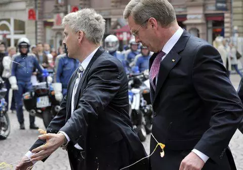Un român este cel care l-a atacat cu ouă pe preşedintele Germaniei