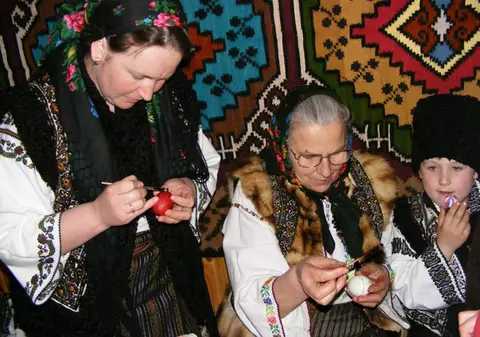 Fac operă de artă din ouăle de Paşte