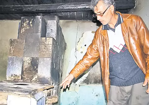 Sora celor doi copii din Botoşani, decedaţi în urma unui incendiu, a vrut să fugă după ajutor, dar a leşinat în hol