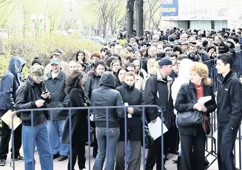Mii de şomeri s-au înghesuit ieri la Bursa locurilor de muncă: «Îmi caut de lucru de aproape doi ani»