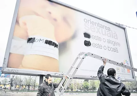 Au «atacat» panoul bebeluşului homosexual