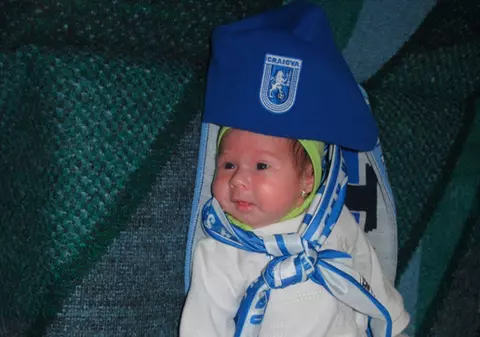 Uite-o pe bebeluşa care ţine cu Craiova!