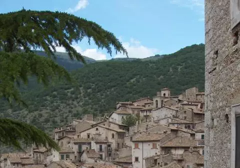 Tu ce-ai cumpăra? O vilă ”rezidențială” sau un sat în Italia?