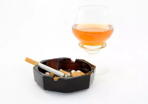 Românii dau mai mult pe tutun şi alcool decât pe haine sau pe sănătate 