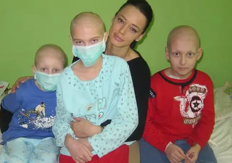Andreea Raicu strânge bani pentru copiii bolnavi de cancer