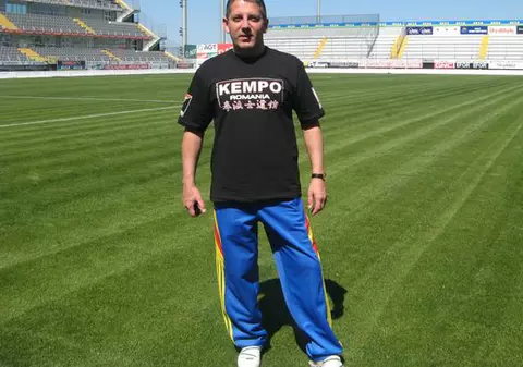 Costin Mărculescu transformă un fotbalist în asistenta tv