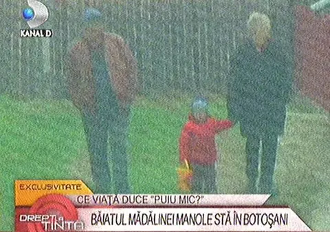 Foto | Iată cum se plimbă fiul Mădălinei Manole, cu părinții lui Petru Mircea
