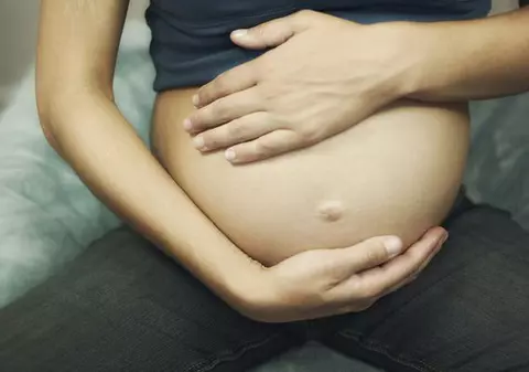 Medicii i-au spus că are tumoră , însă era însărcinată în luna a noua 