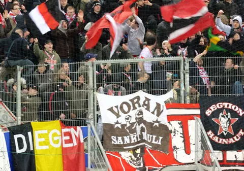 Un suporter al lui Standard Liege a murit, după ce a căzut în cap din tribună