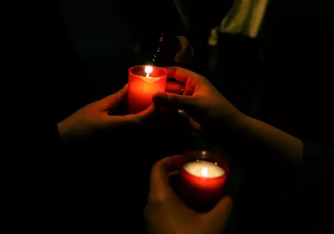 Lumina Sfântă nu ajunge la Suceava. Localnicii au fost sfătuiți să aprindă candele acasă