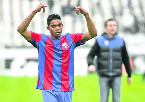 Brazilianul Maicon are desenate pe antebraţe numele fetiţei sale, Evelyn, şi pe cel al tatălui