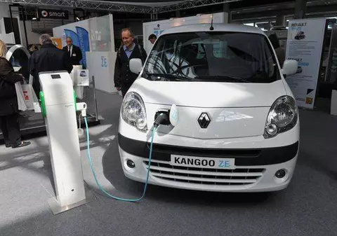 Cine îşi cumpără maşină electrică prin programul Rabla primeşte şase vouchere de la stat