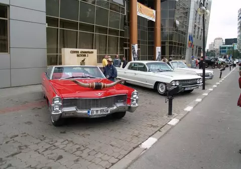 Maşinile de epocă fac paradă prin Capitală