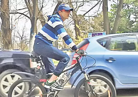 Radu Mazăre a dat mașina de lux pe bicicletă. Vezi de ce!