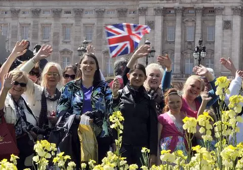 Britanicii și-au instalat corturi în fața palatului Buckingham pentru a-i vedea pe Kate și William