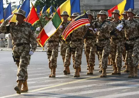 Militarii, obligați prin lege să participe la misiunile din afara României
