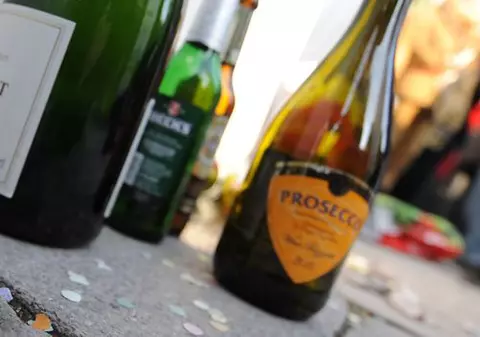 Două sticle de şampanie vechi de 200 de ani vor fi scoase la licitaţie