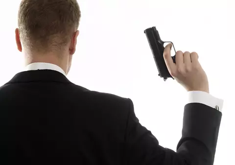 Un poliţist doljean a împuşcat un om şi i-a tăiat pe alţi doi cu sabia