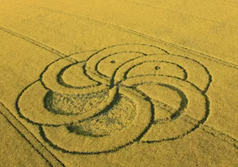 Cercuri misterioase în lanurile din Anglia