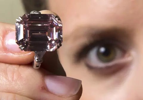 Iată cât costă unul dintre cele mai rare diamante, de culoare roz! 