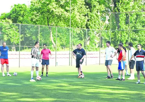 Dacă la votarea legilor au cam rămas restanţieri, aleşii încearcă să-şi refacă imaginea la turneul de fotbal de la Budapesta