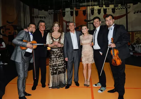 Elena Gheorghe primeşte o canapea de ziua ei