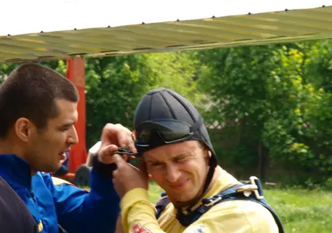 Foto | Un francez a făcut senzaţie la Tuzla: s-a aruncat din avion, deşi nu vede!