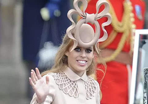 Prinţesa Beatrice a vândut cu 120.000 de dolari pălăria ciudată pe care a purtat-o la nunta regală