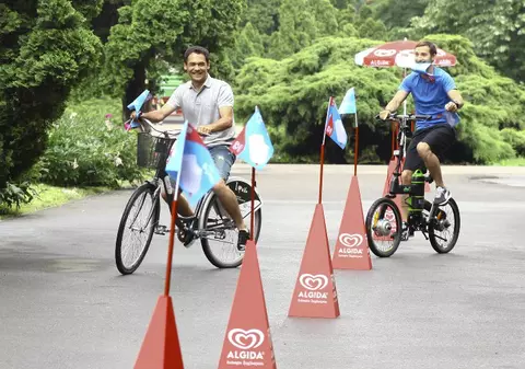 Răzvan şi Dani s-au întrecut cu bicicletele pentru 200 de îngheţate