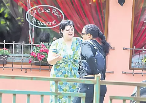 Foto | Familia Vijelie: el îngrijorat, ea - zâmbitoare