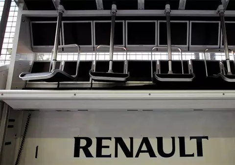 S-a sinucis ca să nu vină în România