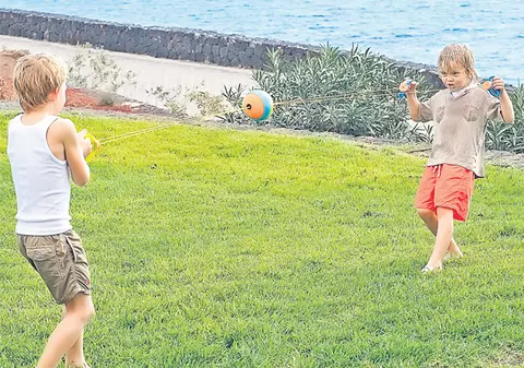 Profită de vară şi trimite-i la joacă afară!